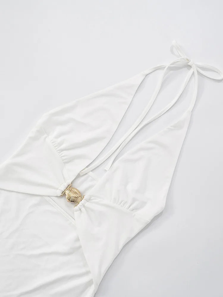 שמלת מיני קשירה בצוואר מחשוף V עמוק בעיטור אבזם צדפת זהב - אסטרז'ה