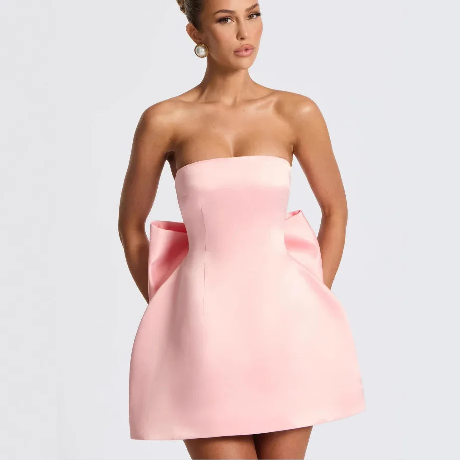 שמלת מיני סאטן בגזרת A בעיטור פפיון קשירה בגב להצמדה במותן - ליליה