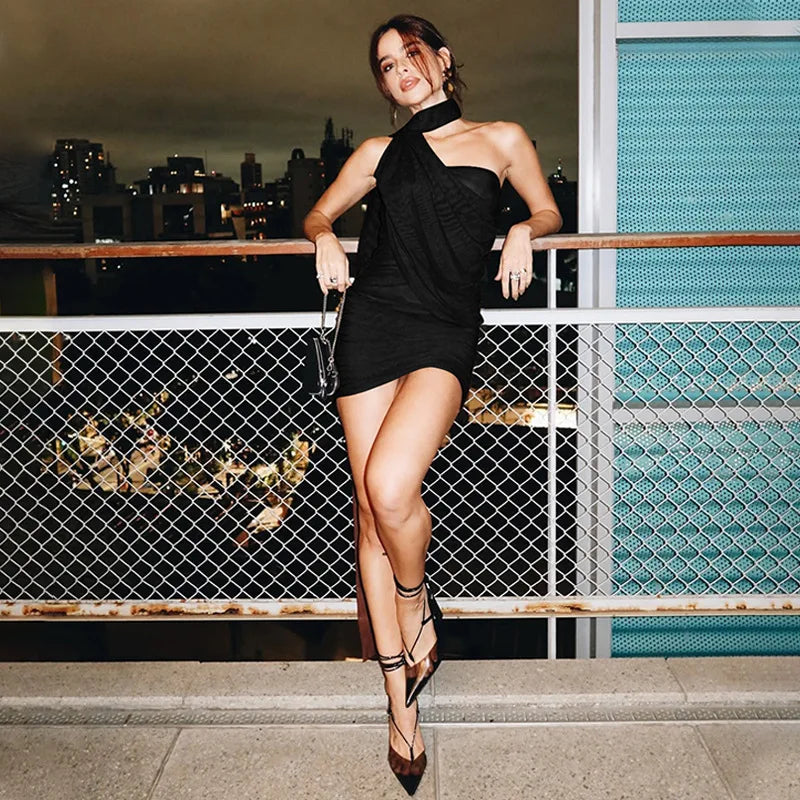 שמלת מיני בעיצוב קיפולים בעיטור צעיף - קאלה