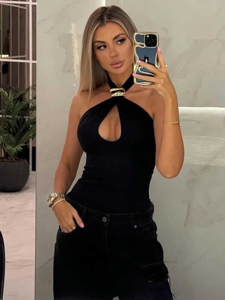 טופ קולר בעיצוב מחשוף וגב פתוח בעיטור אבזם - פרינס