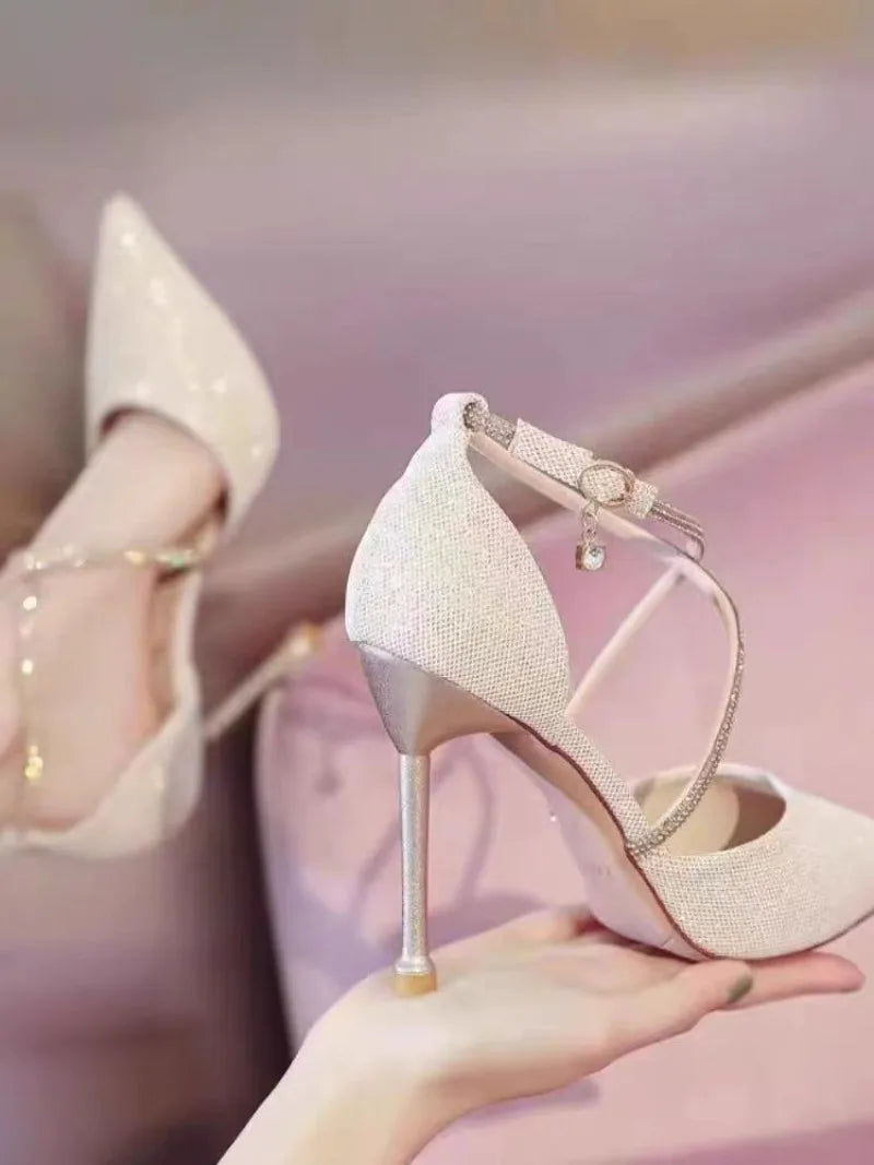 נעלי עקב שפיץ נצנצים בעיצוב אבזם קרוס - LILIS