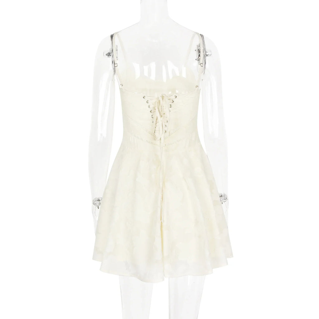 שמלת מיני שיפון בגזרת A בעיטור רקמת איורי פרחים בעיצוב קשירה בגב להצמדה במותן - Allyson