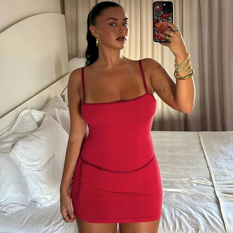 שמלת מיני צמודה בעיטור חגורה דקה - LOLI