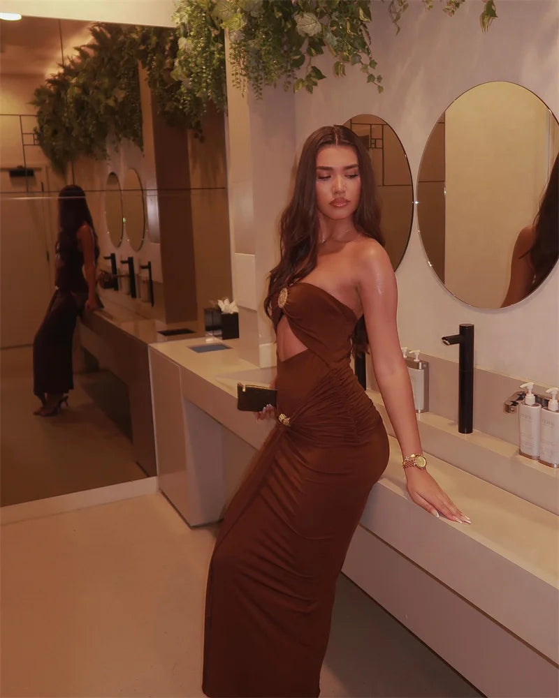 שמלת מקסי סטרפלס בעיצוב פתח ושובל בעיטור אבזמים - טאליה