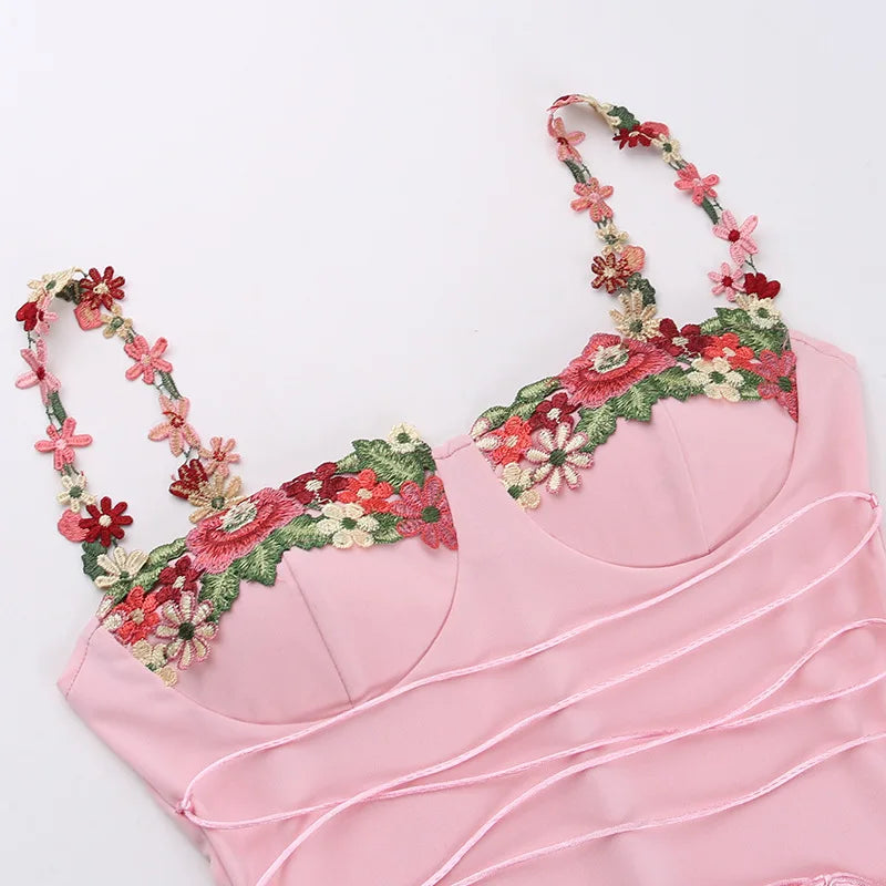 שמלת מקסי בעיטור רקמת וכתפיות פרחים בעיצוב חוט קשירה - הלינה