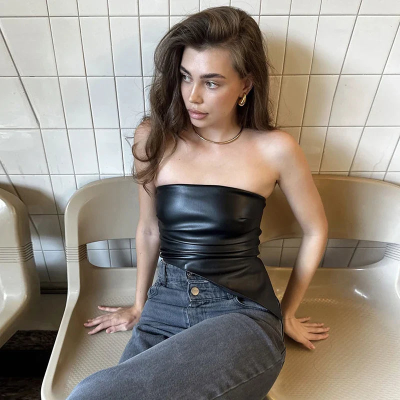 טופ סטרפלס דמוי עור בעיצוב אסימטרי - Jennifer