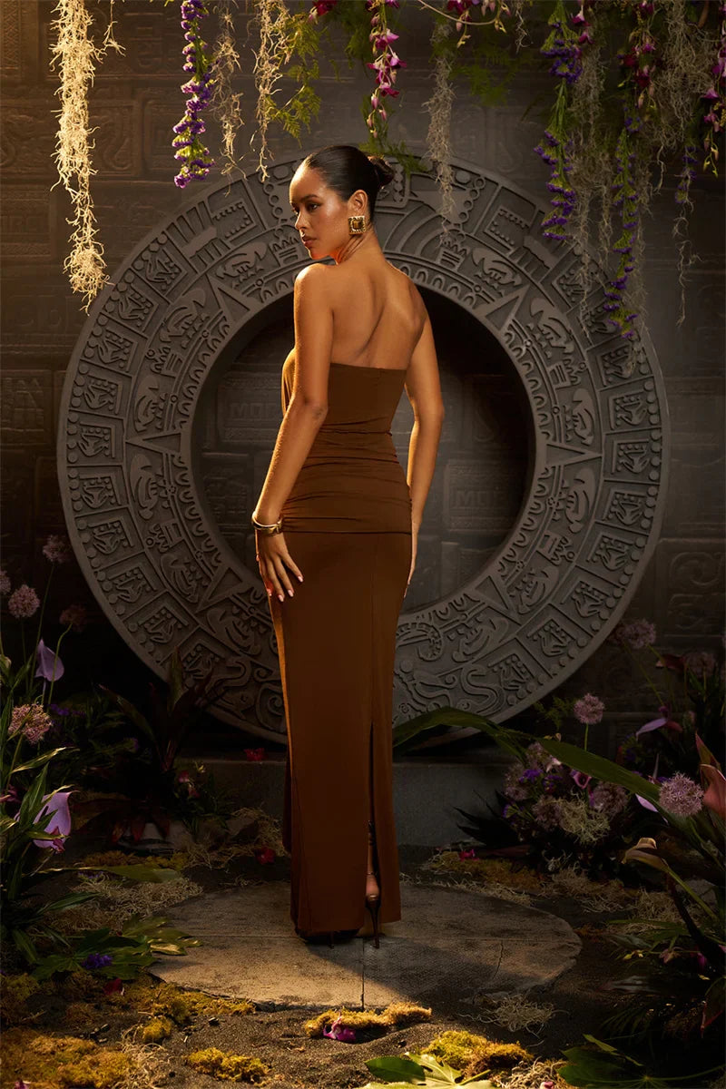 שמלת מקסי סטרפלס בעיצוב פתח ושובל בעיטור אבזמים - טאליה