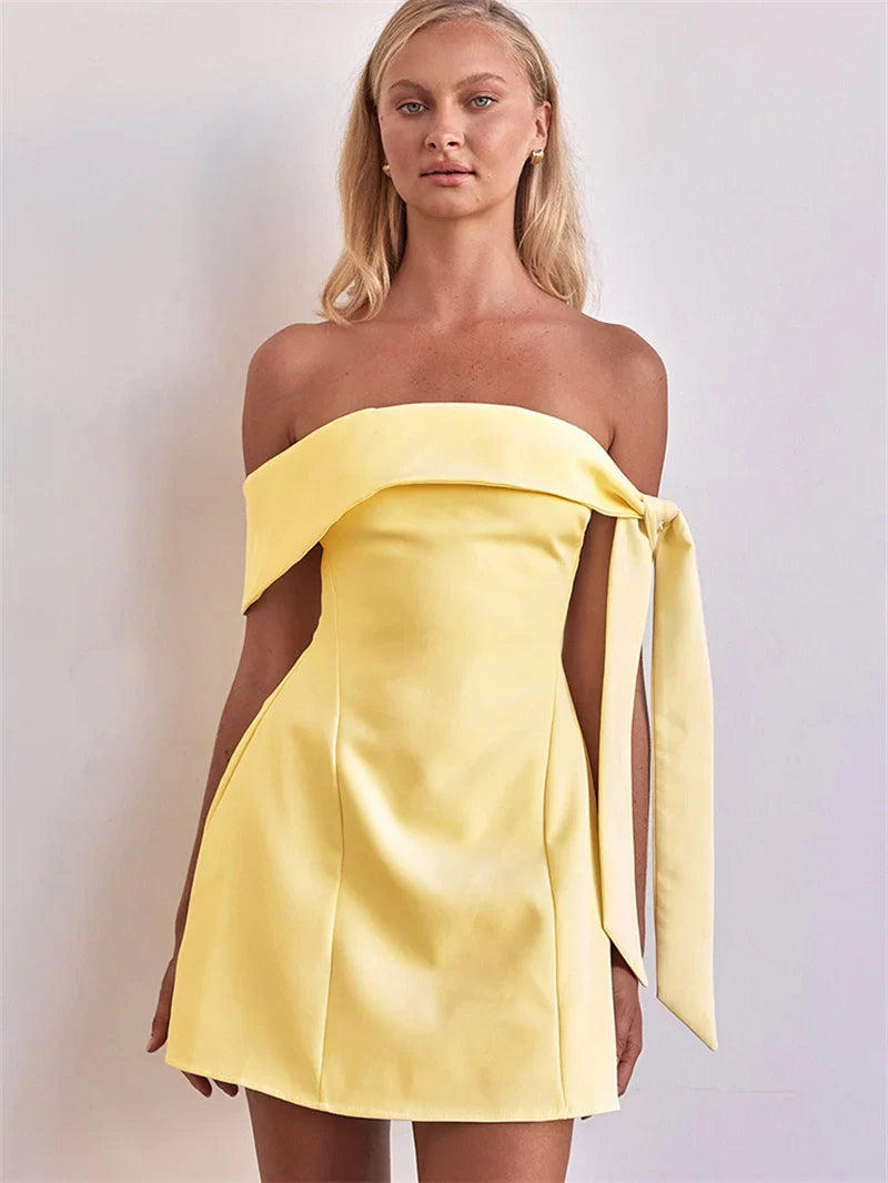 שמלת מיני בגזרת A כתפיים חשופות בעיטור קשירה - שלי