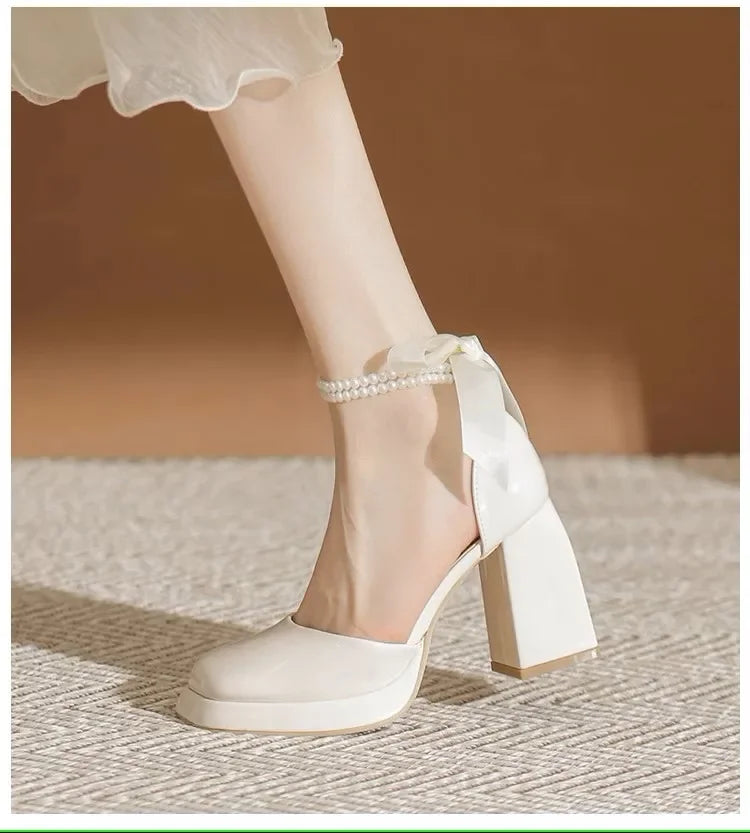 נעלי עקב דמוי עור מבריקות בעיטור פנינים ופפיון - ויויאן