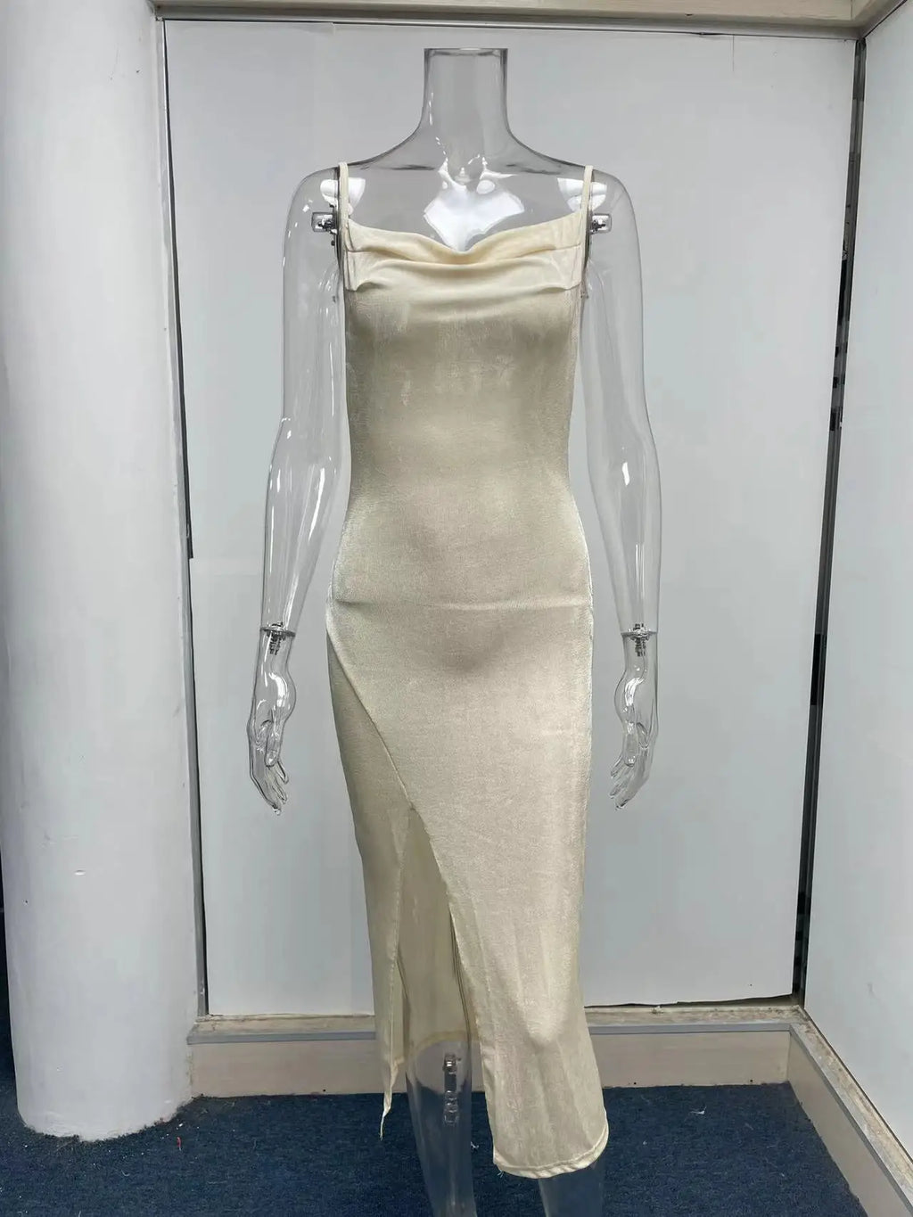 שמלת מידי קיצית סרוגה בעיטור שסע - סמייל