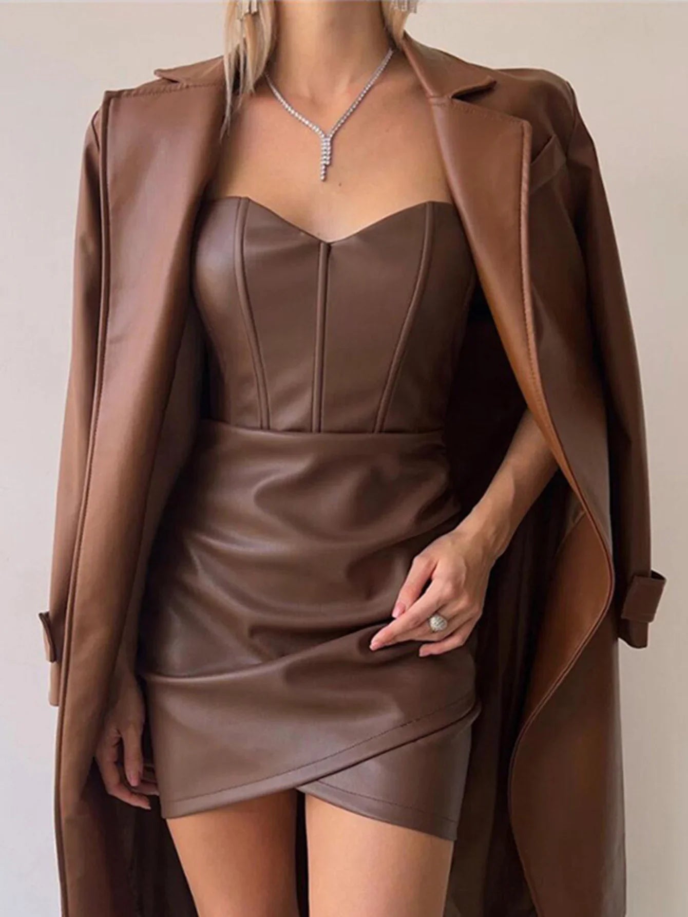 שמלת מיני סטרפלס דמוי עור בעיצוב כיווצים ומחוך - AVA