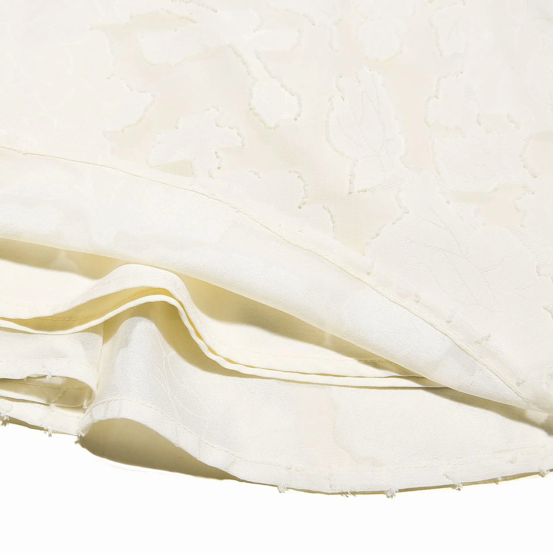 שמלת מיני שיפון בגזרת A בעיטור רקמת איורי פרחים בעיצוב קשירה בגב להצמדה במותן - Allyson