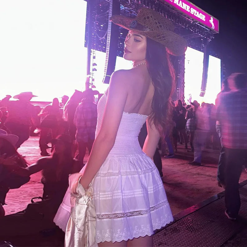 שמלת מיני סטרפלס בגזרת A בעיצוב כיווצים בעיטור תחרה - לאבין