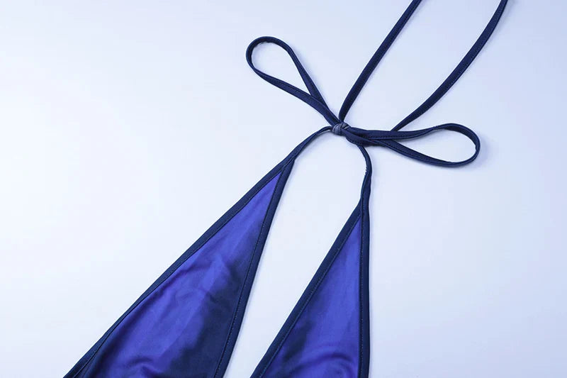 שמלת מקסי בהדפס פרחים קשירה בצוואר בעיטור שרשרת בחזה בעיצוב גב פתוח ומחשוף V  - בלוברי