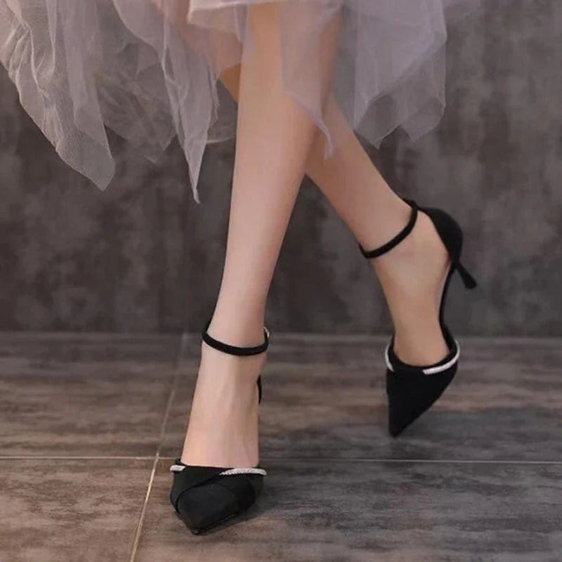 נעלי עקץ שפיץ דמוי עור בעיטור זרקונים - מילה