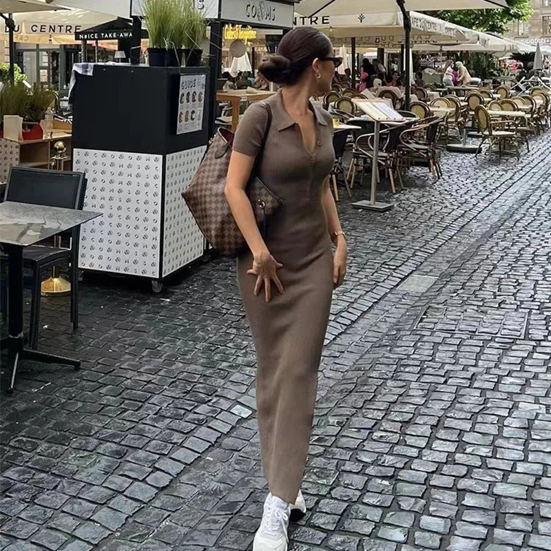 שמלת מקסי סרוגה בעיצוב שסע וצווארון פולו  - ולנטינה