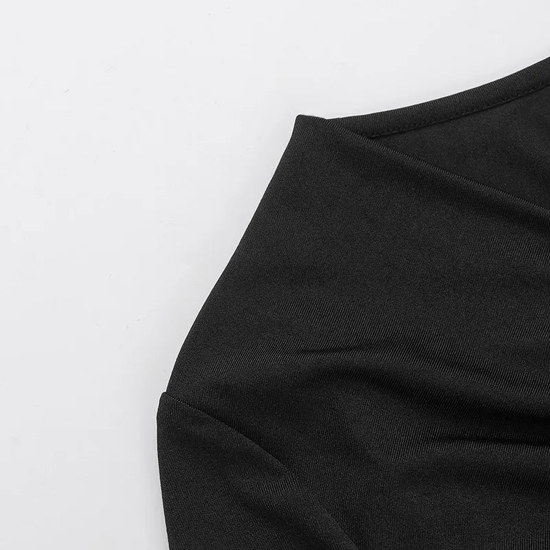 שמלת מיני צמודה בעיצוב פתחים ואבזמי זרקונים - מייס