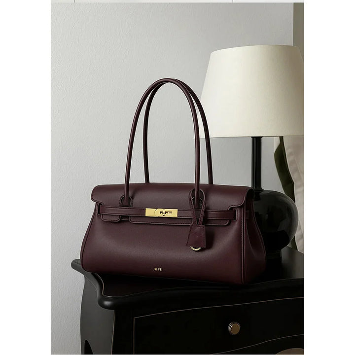 Leather bag with luxury design