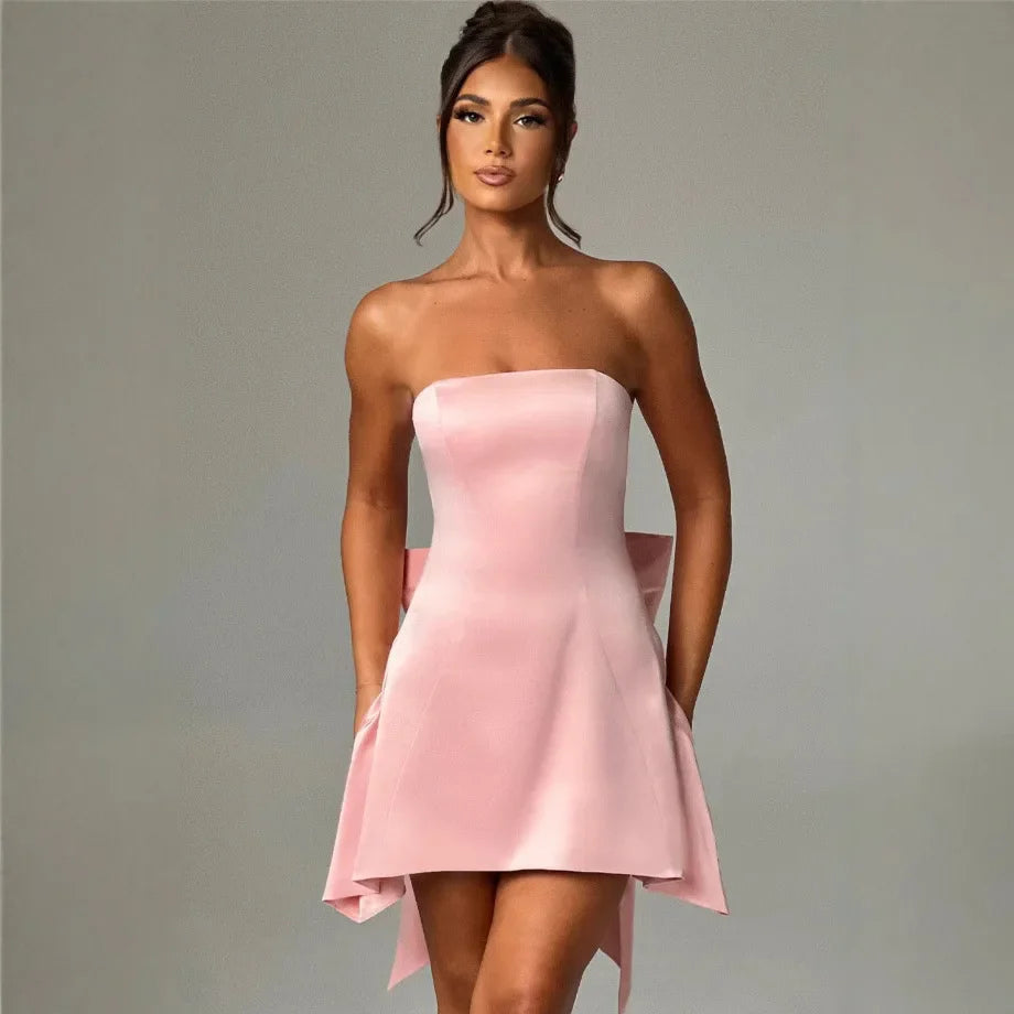 שמלת מיני סטרפלס סאטן בגזרת A בעיטור פפיון בעיצוב אסימטרי - Roselyn