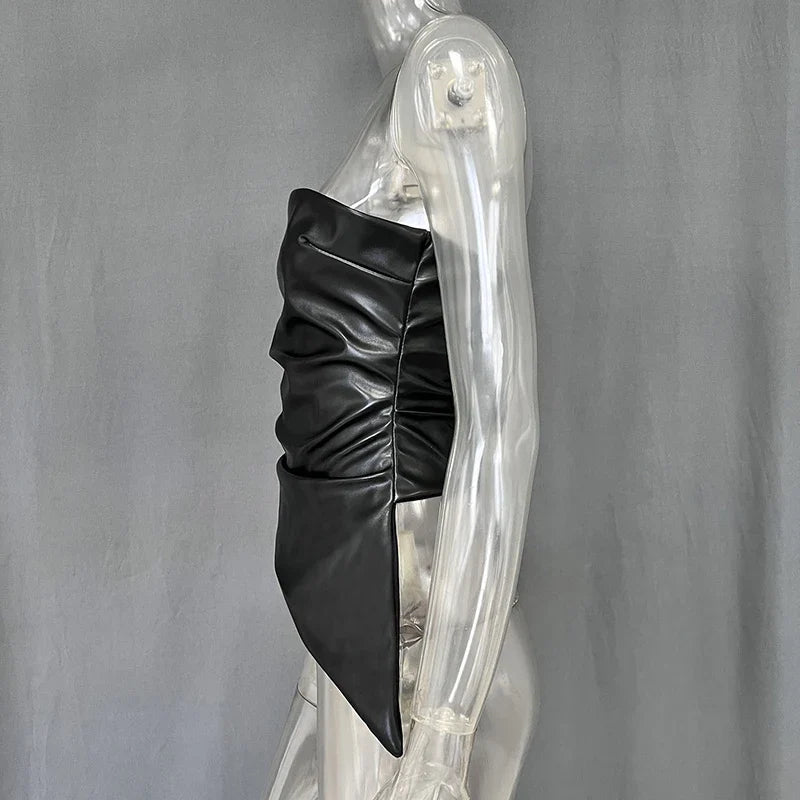 טופ סטרפלס דמוי עור בעיצוב אסימטרי - Jennifer