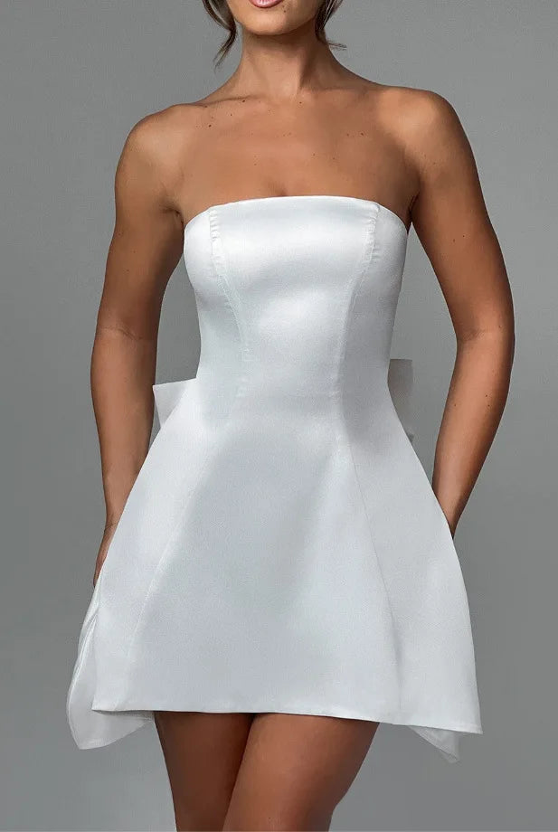 שמלת מיני סטרפלס סאטן בגזרת A בעיטור פפיון בעיצוב אסימטרי - Roselyn