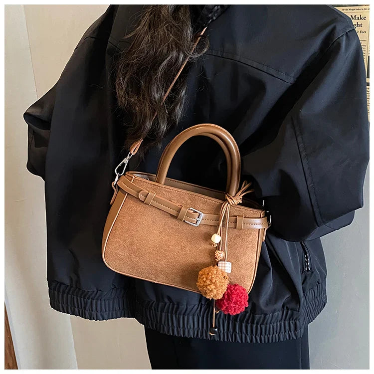 Suede bag with retro design + accessories