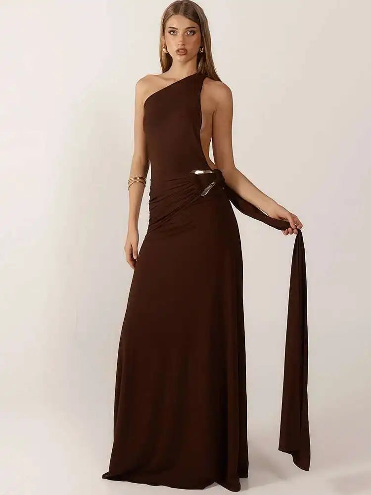 שמלת מקסי כתפיה אחת גב פתוח בעיטור כיווצים ואבזם - גוון