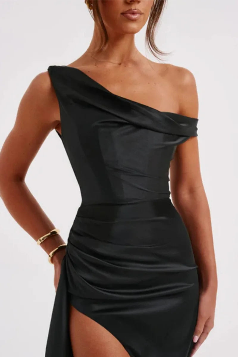 שמלת מקסי סאטן בעיצוב שסע וכתף חשופה - אמיליאנה