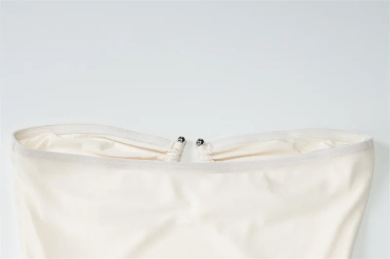 שמלת מקסי סטרפלס כיווצים בעיצוב פתח ורשת בעיטור אבזם וצעיף תואם - טולום