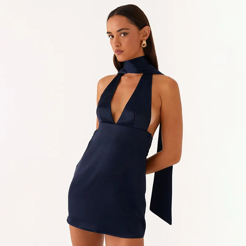 שמלת מיני סאטן מחשוף V בעיטור צעיף תואם - קרינה