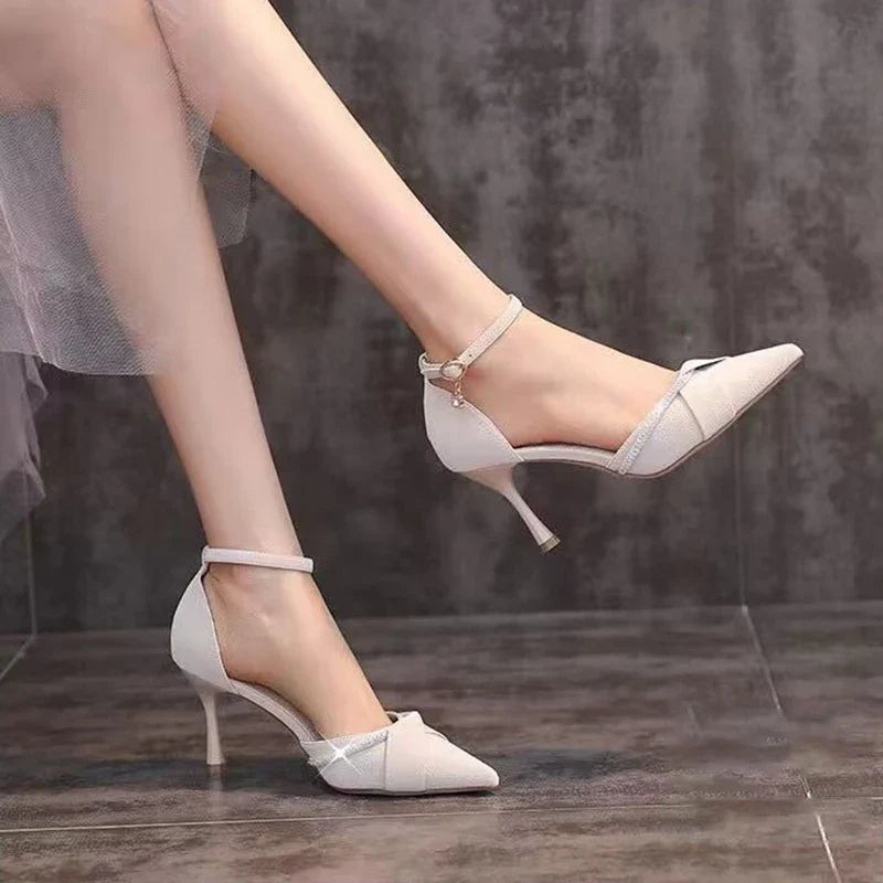 נעלי עקץ שפיץ דמוי עור בעיטור זרקונים - מילה