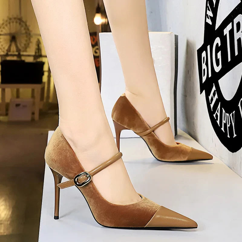 נעלי עקב שפיץ בעיטור אבזם בד קטיפה בשילוב דמוי עור - MABEL