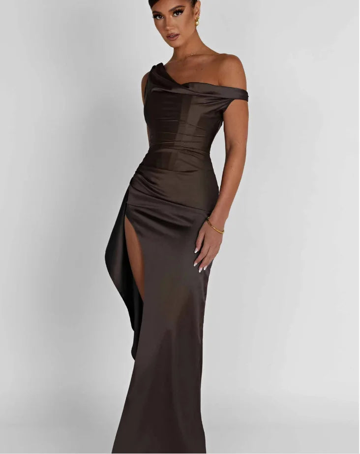 שמלת מקסי סאטן בעיצוב שסע וכתף חשופה - אמיליאנה