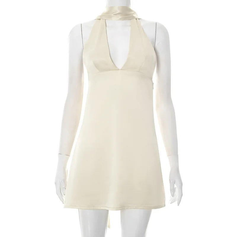 שמלת מיני סאטן מחשוף V בעיטור צעיף תואם - קרינה