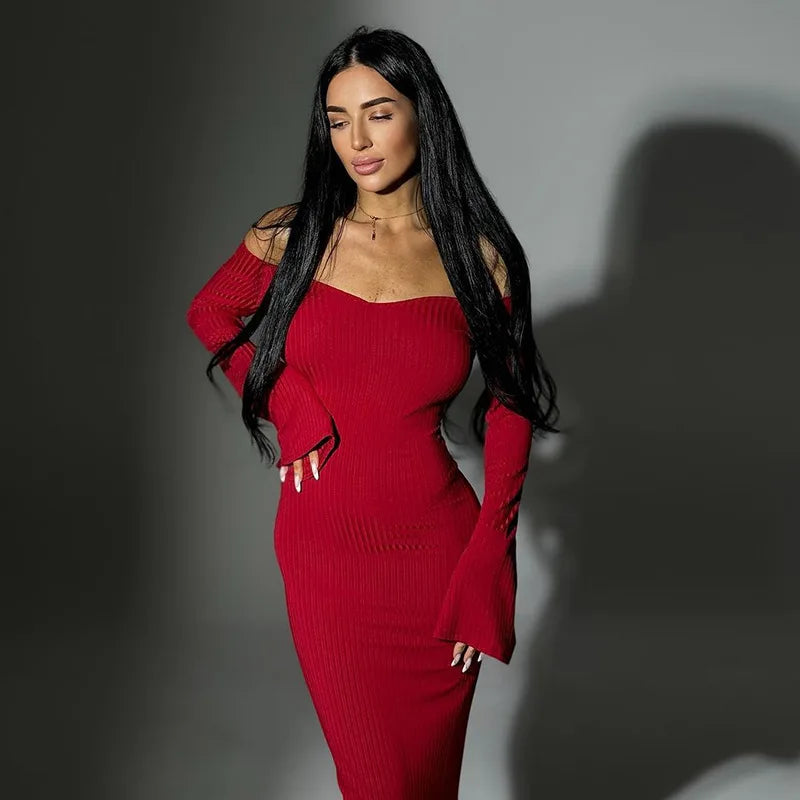 שמלת מקסי סרוגה כתפיים חשופות שרוולי פעמון בעיטור שסע קטן - ניב