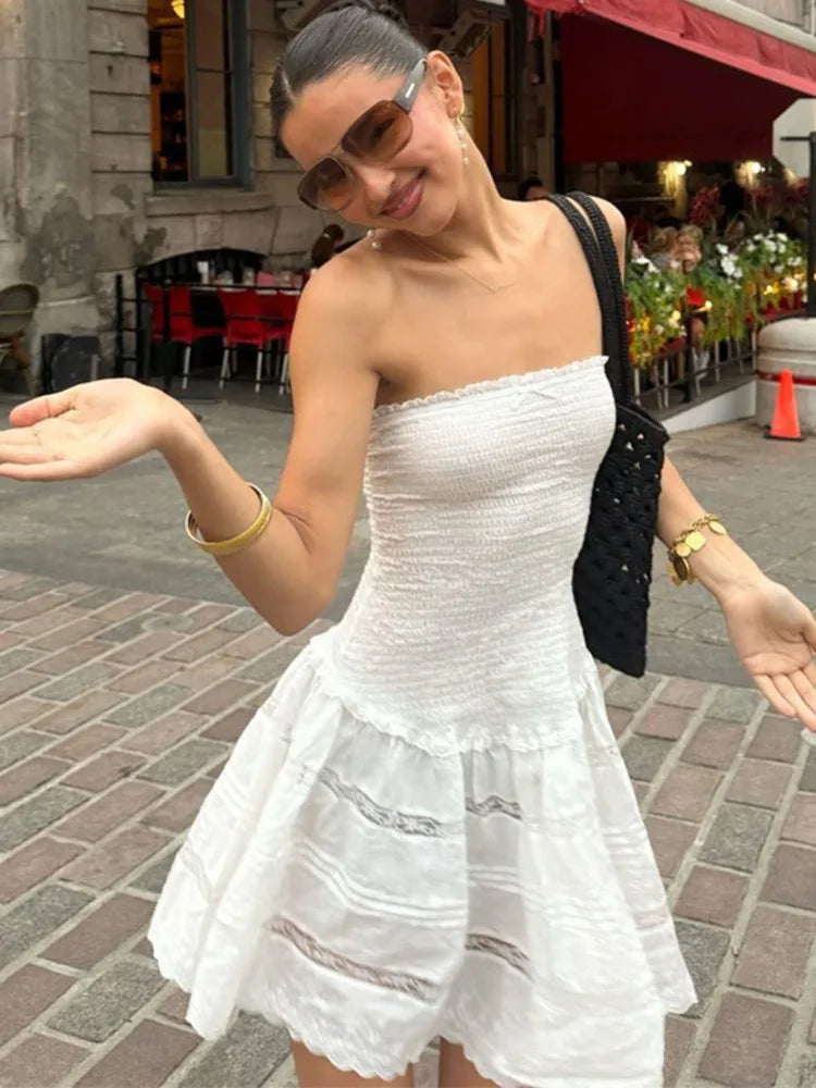 שמלת מיני סטרפלס בגזרת A בעיצוב כיווצים בעיטור תחרה - לאבין