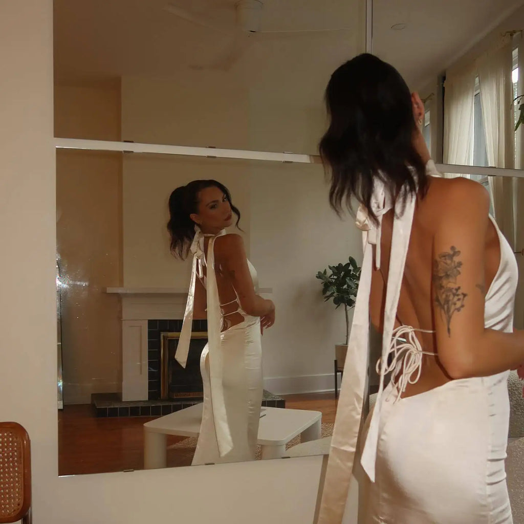 שמלת סאטן מחשוף עמוק קשירה בצוואר - פאולינה