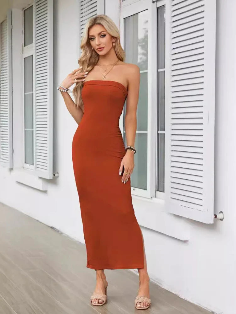 שמלת מקסי סטרפלס צמודה שסע קטן בד מחמיא ומחטב - בת'