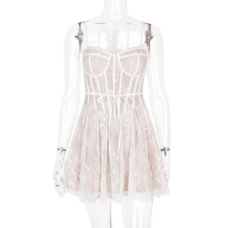 שמלת מיני תחרה בגזרת A בעיצוב מחוך - מילאן