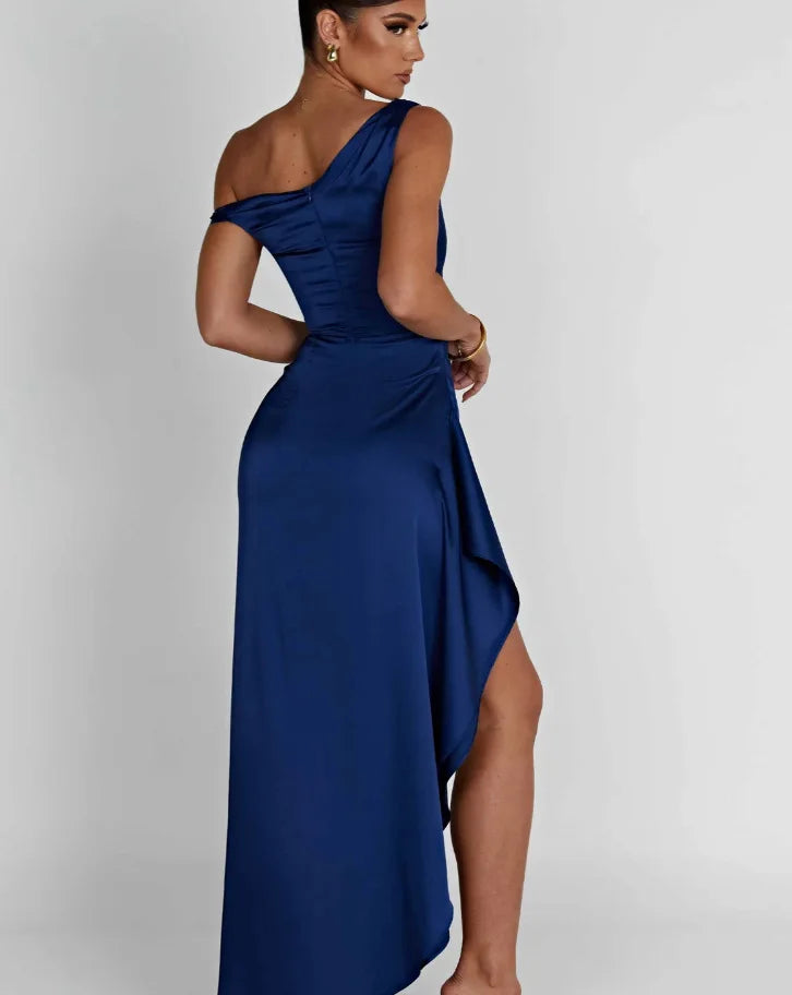 שמלת מקסי סאטן בעיצוב שסע וכתף חשופה - אמיליאנה