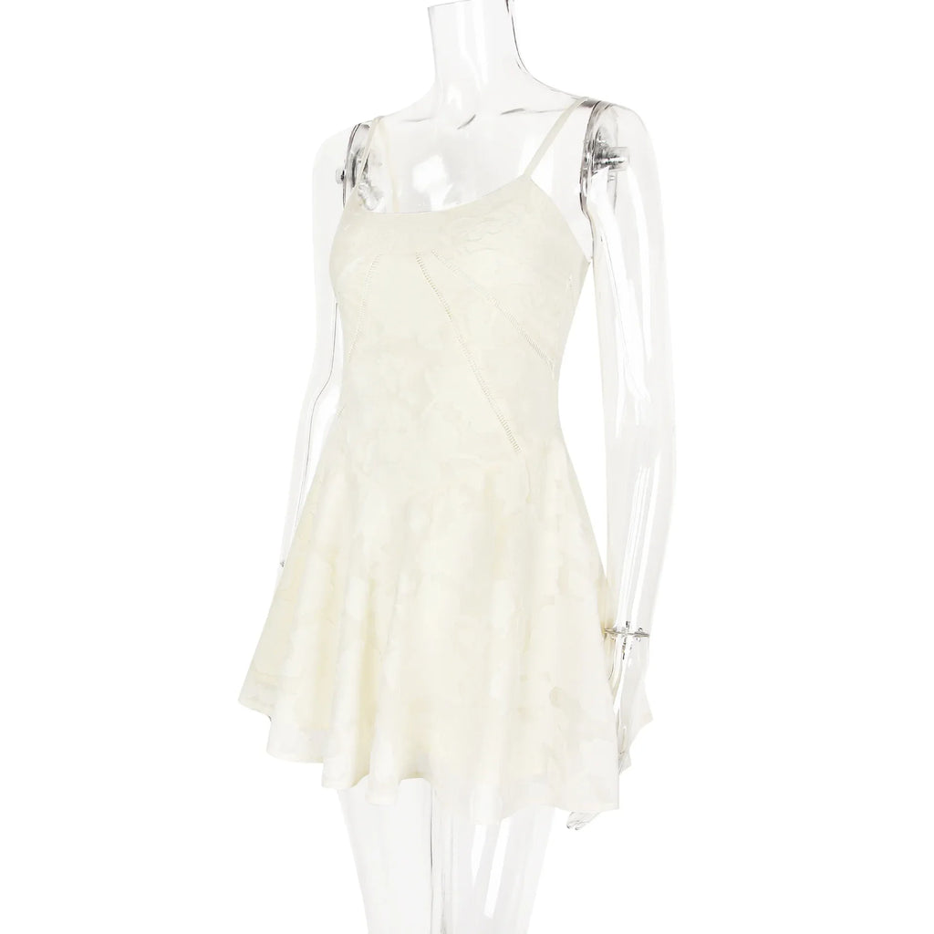 שמלת מיני שיפון בגזרת A בעיטור רקמת איורי פרחים בעיצוב קשירה בגב להצמדה במותן - Allyson