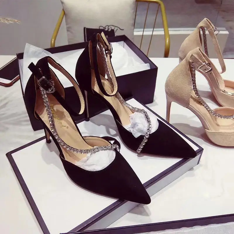 נעלי עקב שפיץ זמש בעיטור זרקונים - LIV