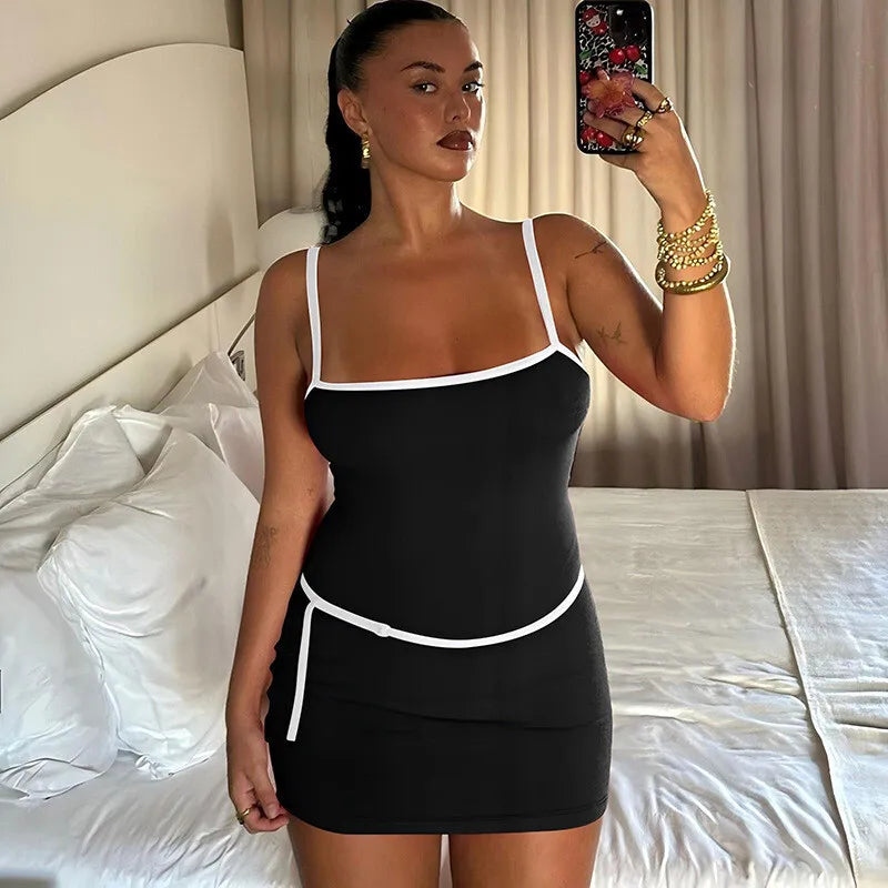 שמלת מיני צמודה בעיטור חגורה דקה - LOLI