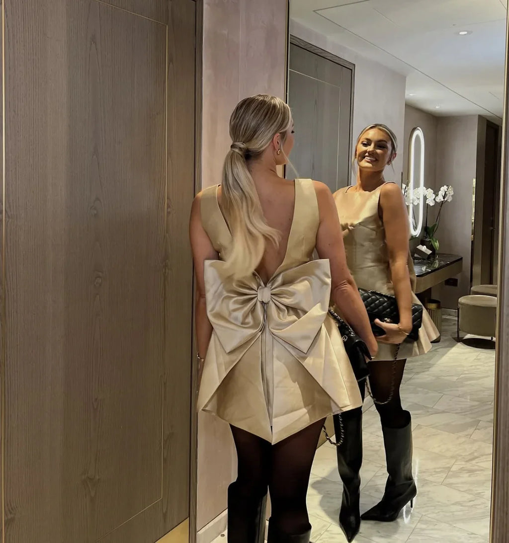 שמלת מיני סאטן בגזרת A בעיטור פפיון בגב - Faye