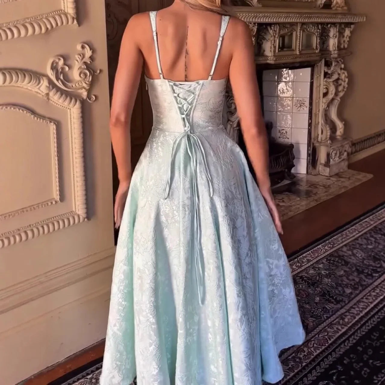 שמלת מידי בגזרת A בעיטור רקמת איורי פרחים קשירה בגב להצמדה במותן - מולינה