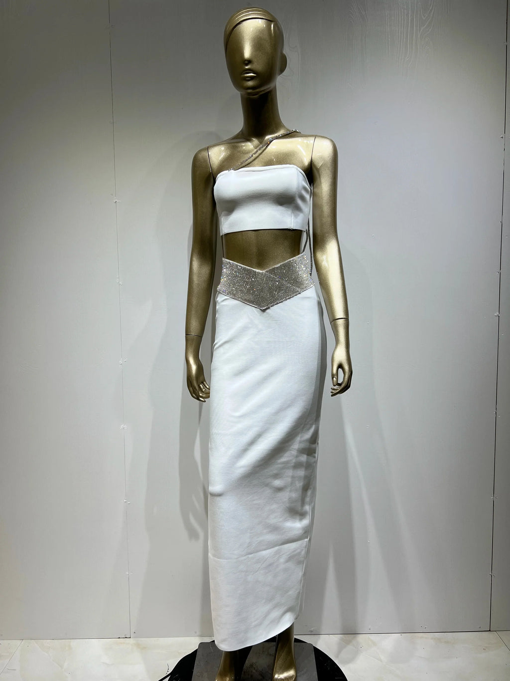 סט שני חלקים בעיטור זרקונים חצאית מקסי וטופ סטרפלס - LUAN