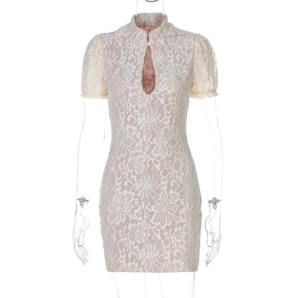 שמלת מיני תחרה צווארון גולף בעיטור כפתור - קימורה