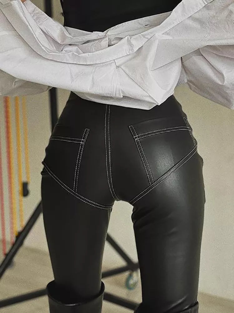 מכנסי עור גזרה גבוהה בעיטור קווי מתאר - קיידי