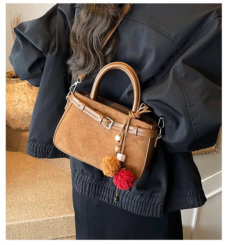 Suede bag with retro design + accessories