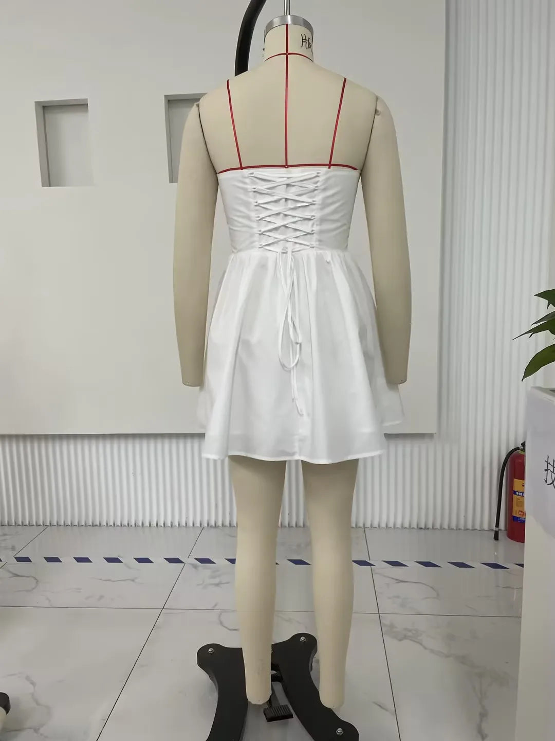 שמלת מיני בגזרת A קשירה בגב להצמדה במותן סטייל כפרי - Reya